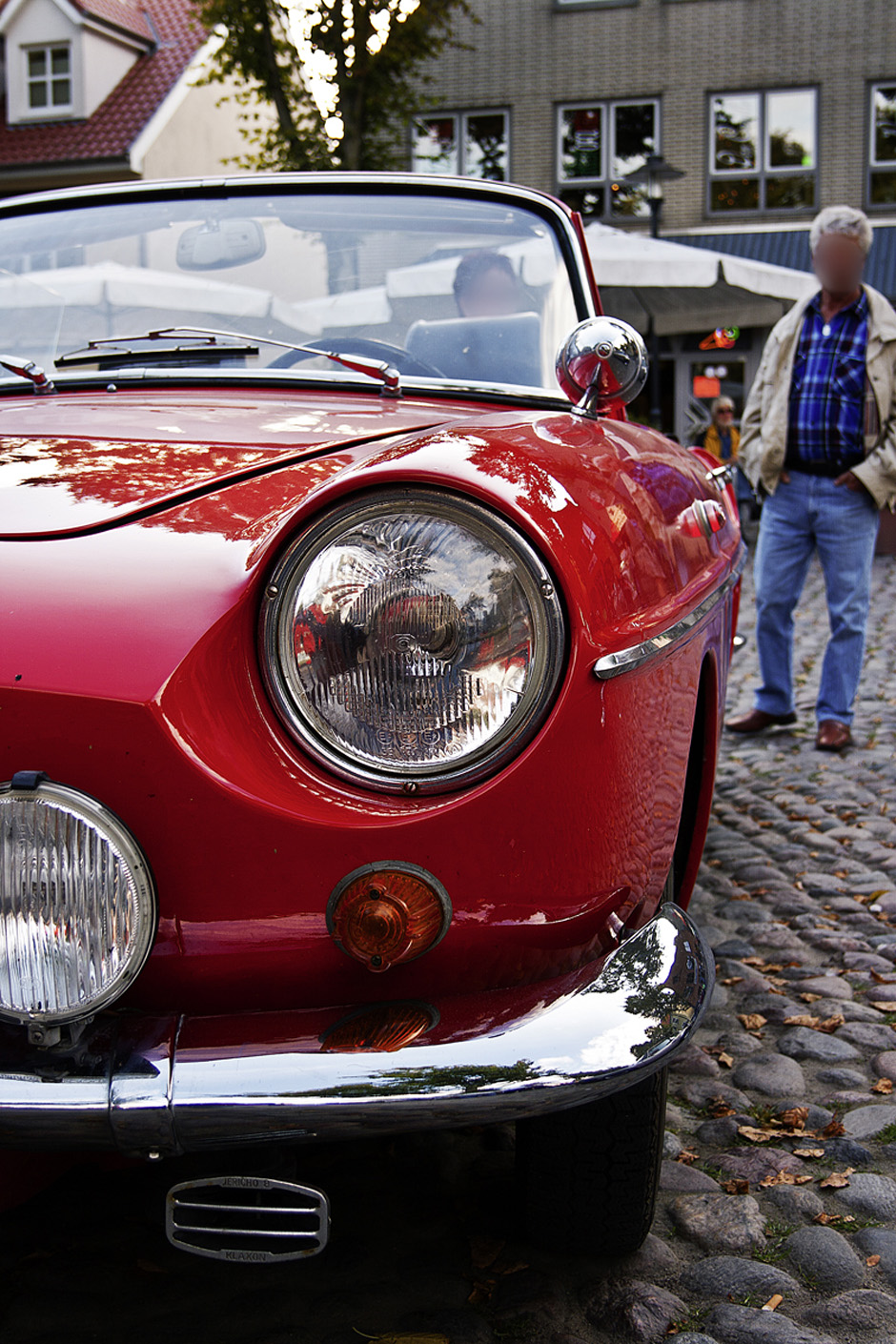 Ein rotes Auto